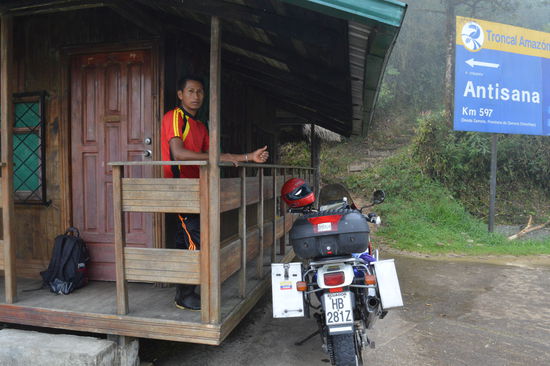 kurz vor Tena im Dauerregen, kurzer Unterstand, weiterfahren, war ein Fehler! Pedro staunt, er hat 200 qcm2, wie er mir erklärt. Er hat Zeit, no tiene profesion