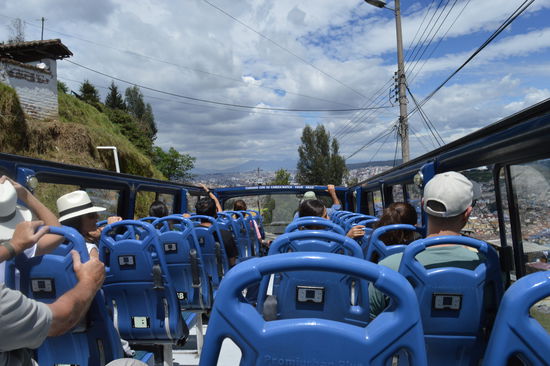 sie fotografieren wie die Verrückten, aus dem schaukelnden Bus, kann nicht viel werden das Zeugs. Die Sonne brennt unbarmherzig aufs touri-Deck