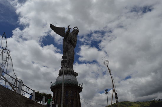 Da sind wir, Virgen de la Panecillo, 3000 m, eine gigantische Aussicht über die Stadt von da oben
