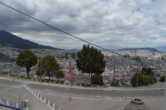 Vom Panecillo Richtung Norden, da gibt es jede Menge Hochhäuser, da wohnen die etwas Besseren in der Stadt