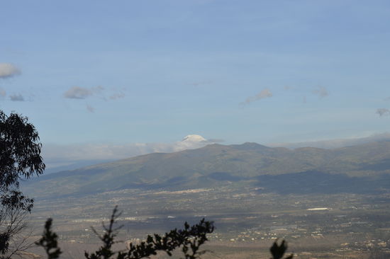 Der dritthöchste Berg/Vulkan in Ecuador ist der Cayambe 5790 m hoch. Er ist nicht einfach zu besteigen. Entfernung von der Stadt ca 75 Auto-Kilometer.
Der Äquator geht mitten durch den Vulkan