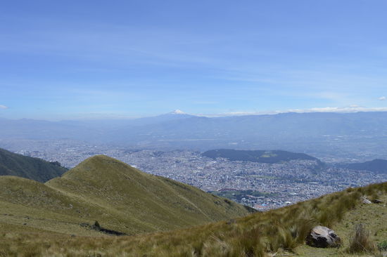 die Bergstation der Teleferico, im Hintergrund der Cayambe, 3. höchster Vulkan in Ecuador, ein guter 5 Tausender