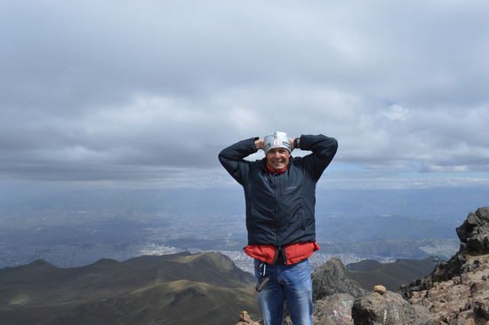 Hurra, geschafft, das Offizielle Gipfelfoto auf 4700 m Seehöhe, so hoch war ich noch nie, sagt aber wenig aus, weil wenn man erst einmal in Quito ist, gehts hopp...