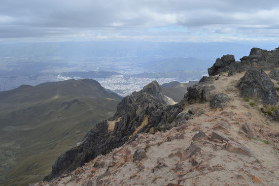 Unten im Tal (das Tal ist auf 2800 m !!) Quito mit großer Ausdehnung Nord zu Süd, das müssen mindestens 50 Km sein. Eine große, innere Zufriedenheit, macht sich breit