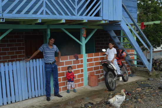 Miguel 28, agricultura, mujera, Kevin 2 u Jefferson 8,
16 Hühner, 1 Sau, 1 Esel und 4 Hunde