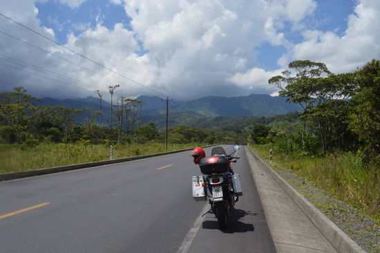 nach der Stadt Macas: nun sind wieder die Anden dran, da muss ich hinauf, es ist brütend heiss, an die 30 Grad schätze ich
