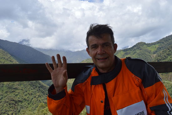 Fast geschafft da herauf. Ein gewaltiger Rundblick mit zwei Seen tut sich auf. Ich betrete nun die Region Chimborazo