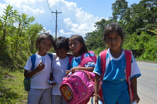 Ich verteile die letzten Müsliriegel aus Österreich, keinen einzigen habe ich bis jetzt gegessen. Sie freuen sich gewaltig.  Man betrachte die Gesichter genauer, sie zeugen bereits in jungen Jahren von einem entbehrungsreichen Leben.