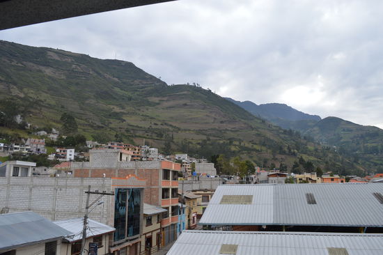 DAS, ist Chunchi de los Andes. Es pickt förmlich an einer steilen Wand in den Anden. Es ist ein wirklich netter Ort, um zu verweilen, das Leben dort ist hart, äusserst hart, denke ich.