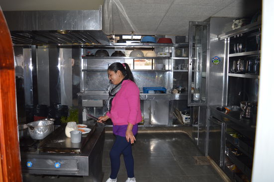 meine Frühstücksköchin im hostal Imperial, sie erklärt, neue Küche, ich sage : nirosta ? sie schüttelt den Kopf und sagt: nuevo! Bien sage ich, muy bien