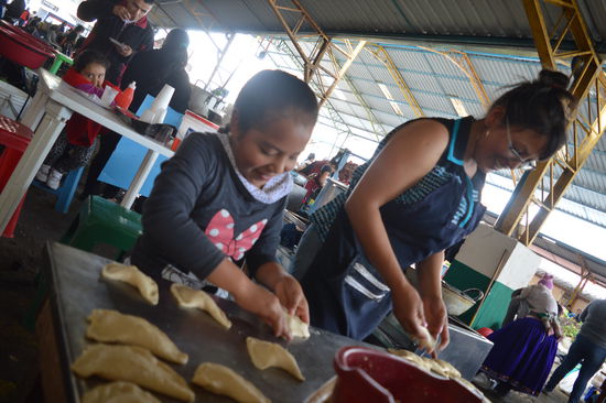 puedo aprender, ich lerne es, sagt das Mädchen. De la mama frage ich?
Si,si sagt sie und lacht laut über den Gringo
