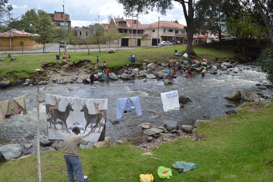 ganze Trupps von Wäscherinnen am Fluß mitten in Cuenca