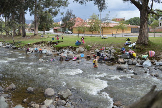 es wird auch im nachmittäglichen Dauerregen durchgewaschen. Pausen gibt es nicht. Das kleine Geld muss verdient werden
