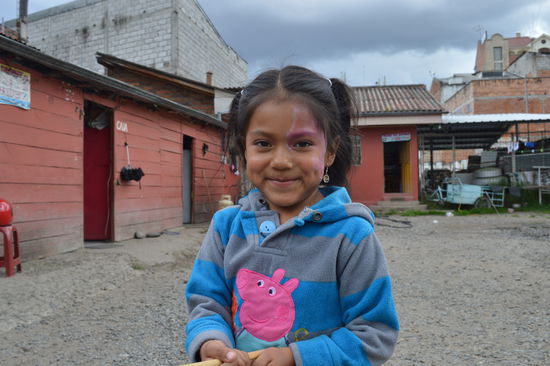 su nombre frage ich? Carina, sagt sie. Escuela primero? rate ich, si,si, 6 Jahre alt ist sie und zum Abbusseln, die Tochter der Wäscherin aus Cuenca