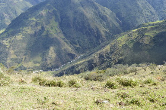 Wummmm.,  da gehts ab und drüben wieder hinauf. Anden eben, einfach gewaltig.