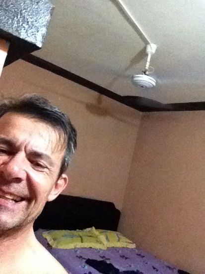 der Autor im Zimmer Nr 7, mit Ventilator. Draussen im Dorf, mehr als 30 Gräder