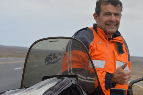 Ja so schau ich aus, käseweiss, in der Nacht ging es los. Ich vertraute der Senorita beim abendlichen pescado. Ensalado con fresh agua , versprach sie, ich Trottel fall auf so etwas herein, bin ja der reini und der, der hält immer viel aus.
No no, der Darm bringt mich nicht um, essen natürlich ganztags tabu. Noch dazu die schwere Aufgabe, 65 km nach Pt.Inca durch die Affenmetropole Guayquil durch.
Ich, komplett leer ohne desayuno, brech voraussehend um 06,30 auf.
Das sollte keine einzige min zu spät sein.
Hab mich erkundigt über Guayquil, gibt nur ein Wort, worst case. Erinnert komplett an Favelas in Brasilien, irr heiss, viel mehr als 3 Mio inhabitantes, abertausende stinkende KFZ, unvorstellbar, 
kein Grundwasser verfügbar, Monatsdurchschnitt on  average 100 Dollar, information for you, Robert!, BW to the beach street in Frisco
Galli was sagst, wann wir mit dem Auskommen müssten, wären wir schnell schön schmal, passt keine Hose mehr���, mit de Abzüge kommen wir super aus da, in der "unnedigen"  (wie der Karl immer sagt) , Stadt