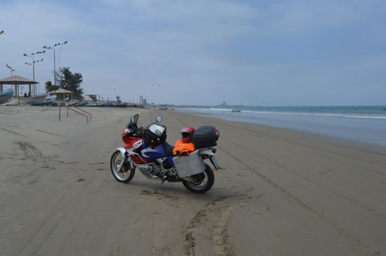 Ja dann ist s endlich geschafft, 250 Km in dem Zustand, des war heavy, bin an der Grenze, ich gebs zu.
Ich fahr gleich in die beach hinein mit dem Bock, who cares?
Blöder Angeber aus Österreich?