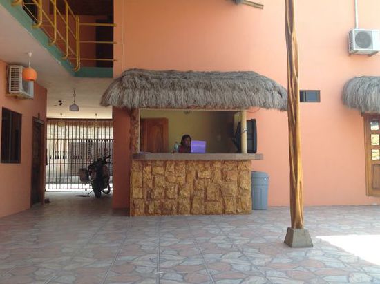 Da sitzt die Senorita, de hat grad 2 Stunden gemützt, das probier einmal bei uns. Da greif aber ja nicht hin, da ist zsammgräumt.
Ich glaub, morgen bleib ich noch da, recovery, recreation, damit sich keiner benachteiligt fühlt, mit dem Vokabular