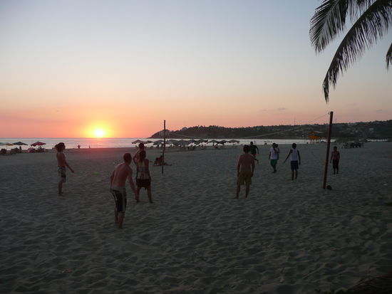 Beachvolley bei Sonnenuntergang