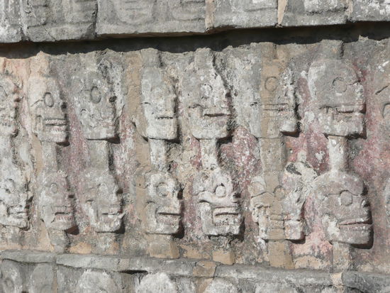 Relief am Tzomplantli