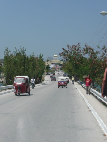 Ueber den Damm auf die Insel Flores