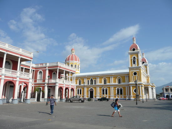 Der Hauptplatz mit der wunderschoenen Kirche