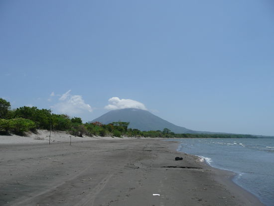Playa Santo Domingo. Im Hintergrund der Vulkan Concepcion
