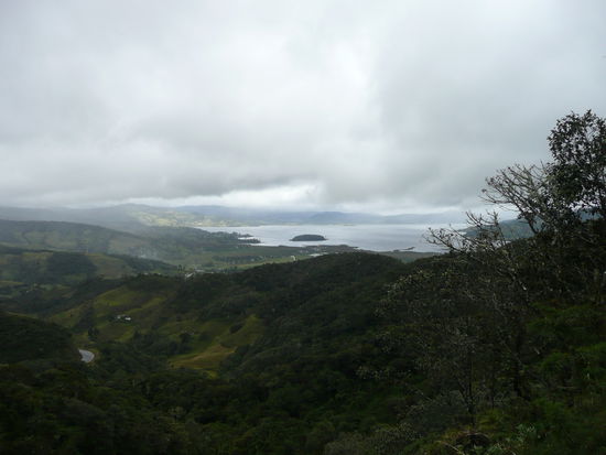Aussicht auf die Laguna de la Cocha mit der kleinen Insel La Corota