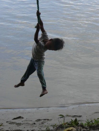 Und so macht es der kleine Tarzan