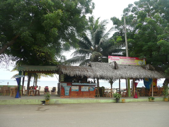 In diesen kleinen bars am strand trinkt man unglaublich leckere, frische fruechtecocktails