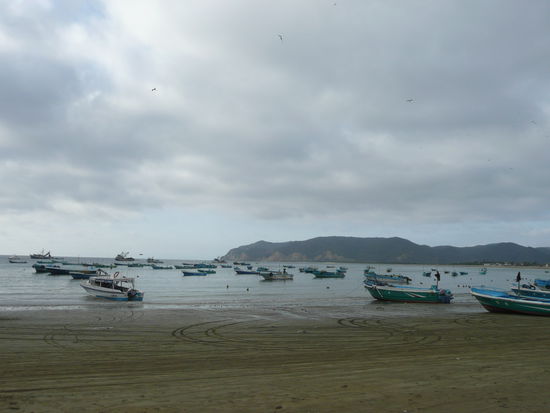 Puerto Lopez ist beruehmt fuer seine blauen Fischerboote.