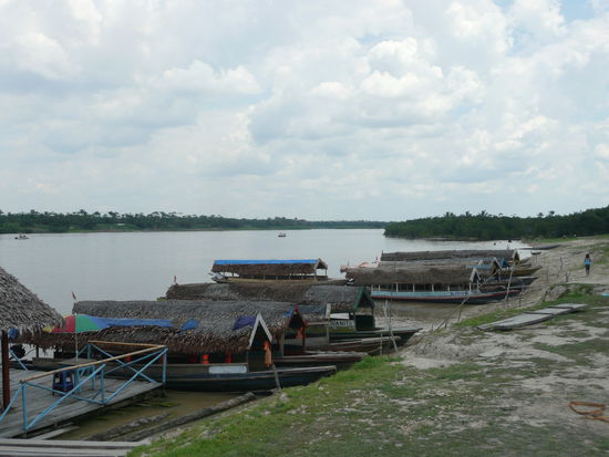 Mit diesen Booten gehts den Amazonas rauf und runter.