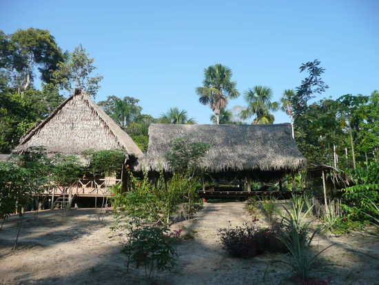 Rechts wird gegessen und faul in den Haengematten gelegen.