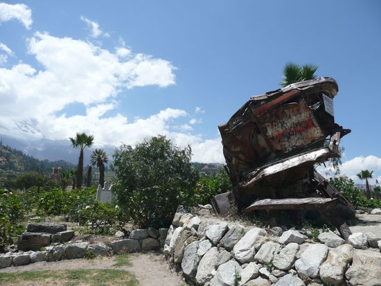 So sieht ein Bus aus nach einem Erdbeben.