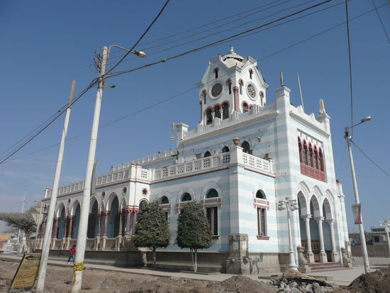 Die Kirche mit Rissen und kaputtem Dach