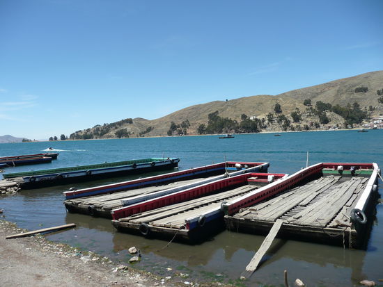 Auf der Fahrt von Copacabana nach La Paz mussten wir einen Teil des Titicaca ueberqueren...