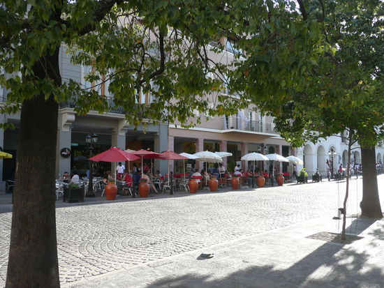 Gemuetliche Strassencafes ueberall