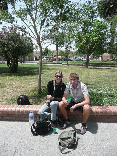 Gemuetliches Picknick mit Wein auf der Plaza de Armas in Cafayate