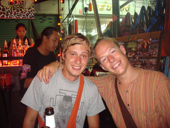 Es gab auch sehr lustige Abende in Bangkok. Hier an einer Strassenbar