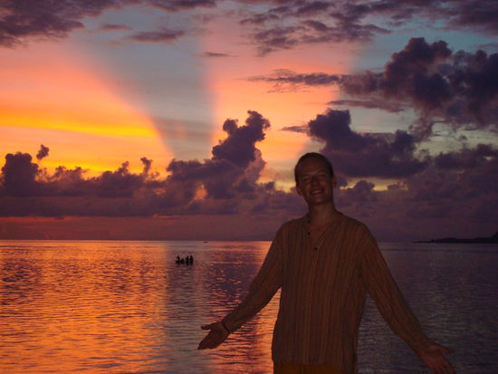 Nein das ist keine Fotomonage 
Sonnenuntergang auf Gili Air mit mir im Vordergrund