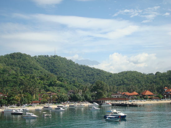 Hafen in Padangbai, Bali, im Hintergrund der hoechse Berg Balis (Name?)