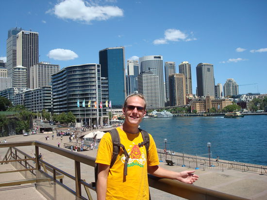 Vor mir ist genau die Oper und hinter mir ein teil der Skeyline von Sydney