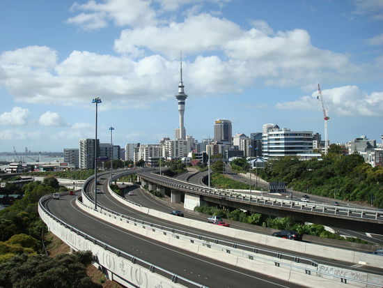 Blick auf die skyline von Auckland und dem Motorway