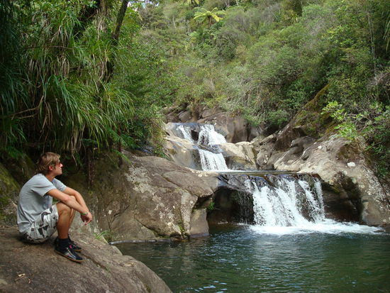 Tino vor einem Wasserfall auf der Halbinsel Coromandel, zum baden leider viel zu kalt.