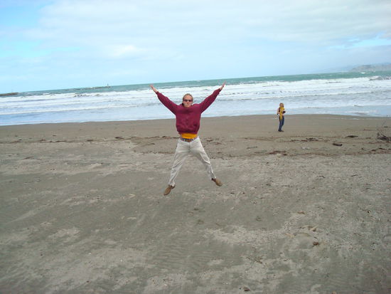 Am Strand bei Gisborne im Hintergrund Dani