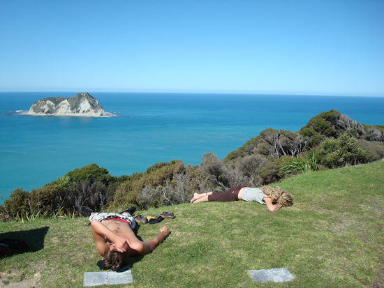 Tino und Dani geschafft, von den 600 Stufen zum Leuchtturm am oestlichsten Punkt Neuseelands