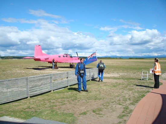 Tino vor dem rosa Bomber der uns in die Luft gebracht hatt