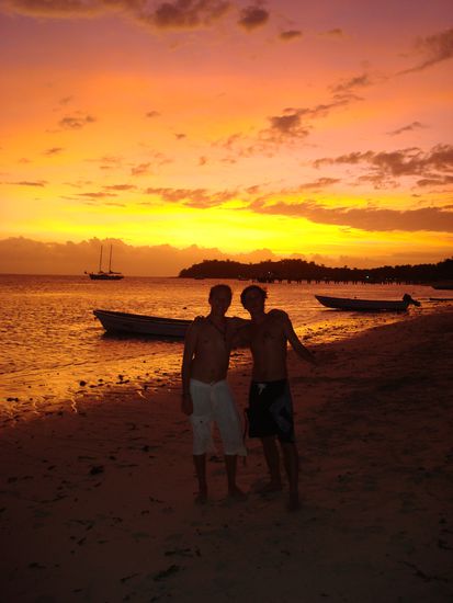 Ich und Tino vor dem brennenden Himmel bei Sonnenuntergang