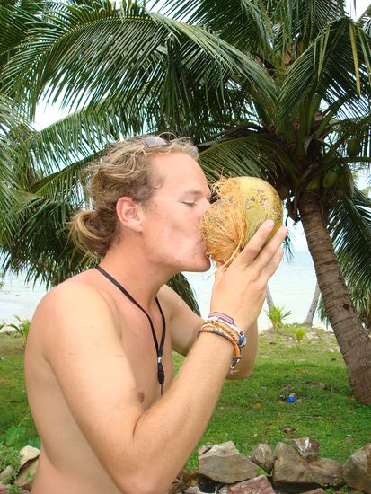 Mit einer mit muehe selbst geoeffneten Kokosnuss